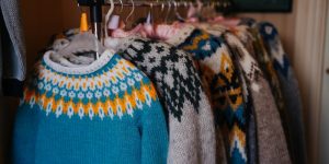 Pulovere de iarna expuse pe umerase