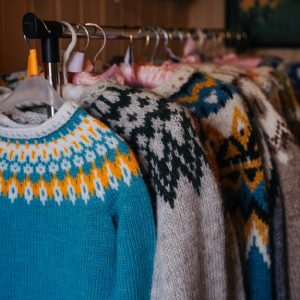 Pulovere de iarna expuse pe umerase